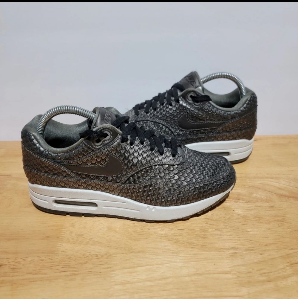 Nike Air Max 1 Reptile Shoes Womens Size 8.5 Metallic Pewter Sneakers 454746-015